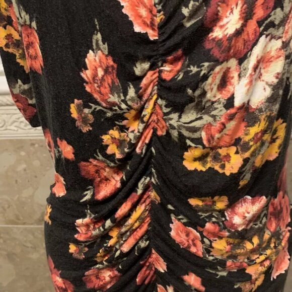 Lane Bryant. Size 18/20. Stretch. Rayon. Black Floral V-neck Pullover. B63 - Picture 4 of 6